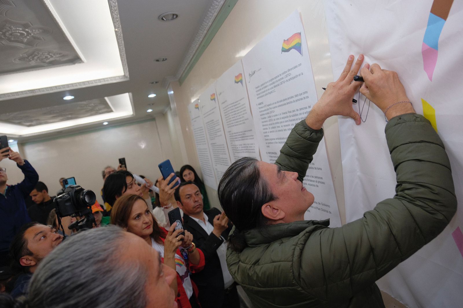 Gustavo Bolívar firma el Pacto con las diversidades LGBTIQ+ en Bogotá